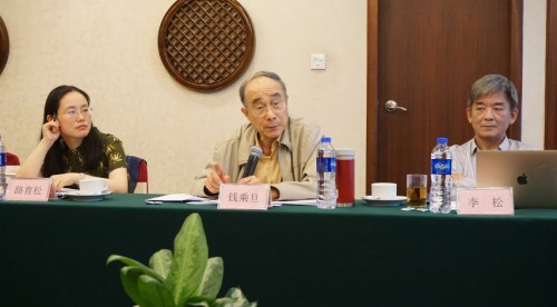 (Da esquerda para a direita): Lu Yusong, Qian Chengdan e Li Song ouvem a apresentação dos membros do Grupo de Especialistas de Macaulogia e expressam as suas opiniões