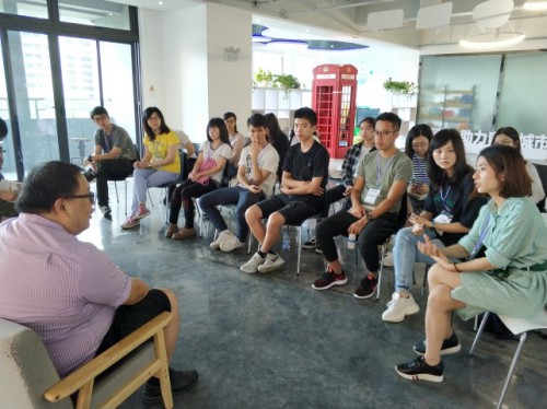 Troca de impressões dinâmica entre os estagiários e os jovens empresários do Interior da China