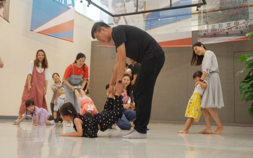 親子模仿各種家庭電器 盡顯創意