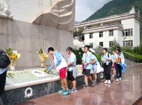 Imagem 5: os estudantes ofereceram flores aos falecidos