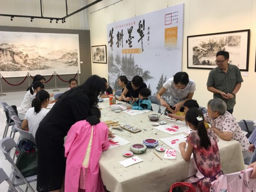 麥理指導親子共同作畫