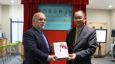 吳志良主席向馬許願副校長贈書