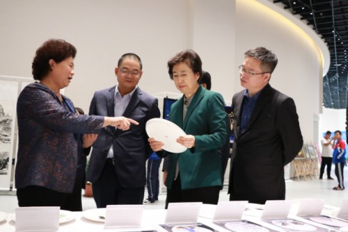 參觀項目執行機構的作品展示