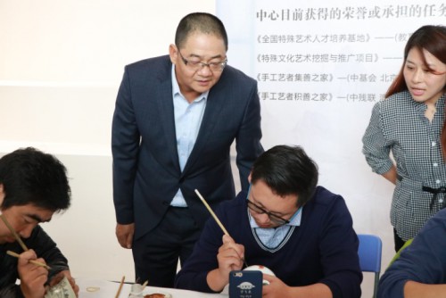 欣賞手工藝者創作工藝