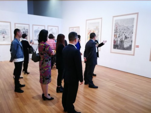 畫家向嘉賓介紹畫作