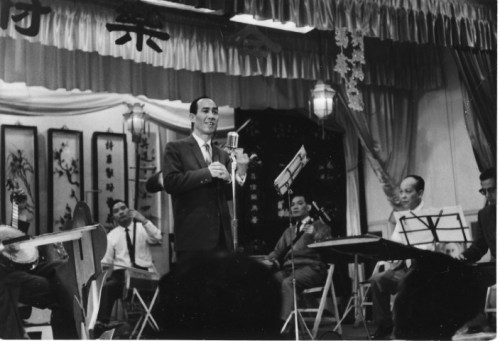 二十世紀五十年代，澳門曲藝唱家李向榮在歌壇演唱