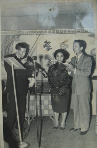 二十世紀六十年代，澳門的白雲曲社唱局（左起沈成、歐陽慧嫻、鄧先聲）