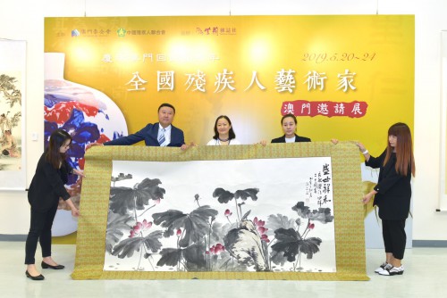 Oferta da obra denominada “Prosperidade e Paz”, autor：Sr. Sun Man Kai à FM