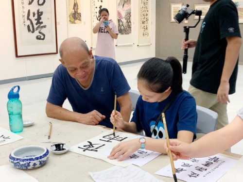 親子享受書藝創作的樂趣