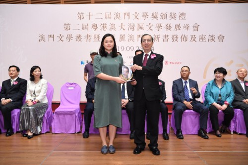 全國政協常委、澳門中華總商會會長馬有禮先生向本地組新詩冠軍袁紹珊頒奬