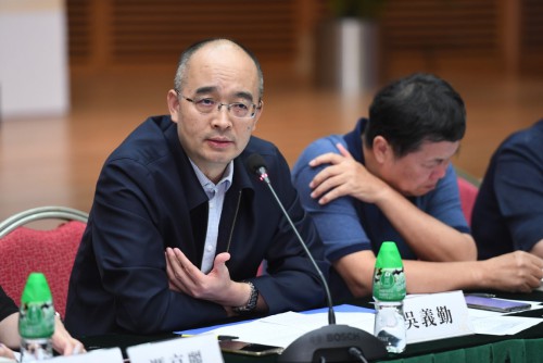  O Secretário da Associação dos Autores da China Wu Yiqin  efectuando avaliação sobre a Colecção de Literatura de Macau e Bela Macau