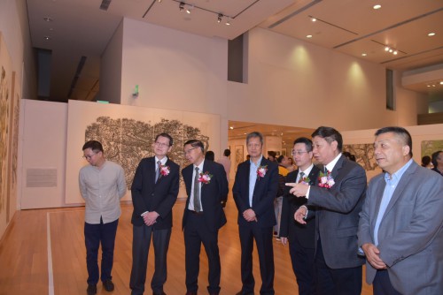 方楚雄向嘉賓介紹展品