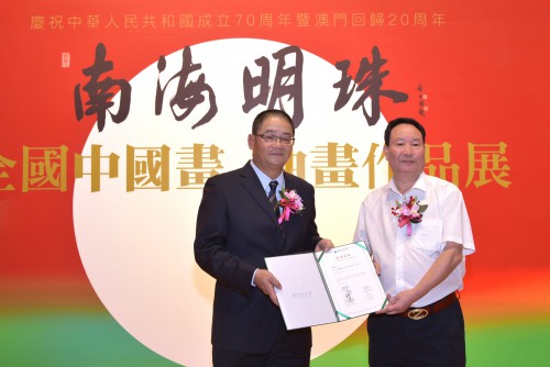 本會向畫家代表李東輝致送收藏證書