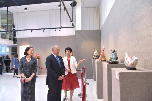 向嘉賓介紹作品