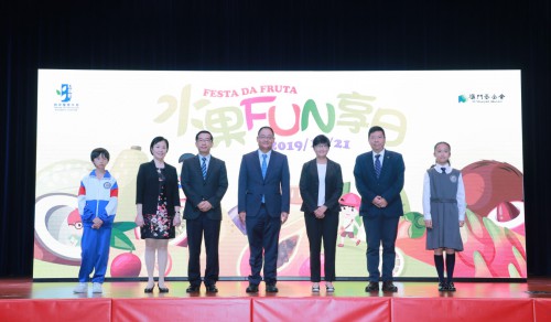 主禮嘉賓與學生代表合照