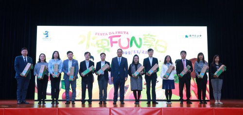 主禮嘉賓向學校代表致送蘋果禮盒