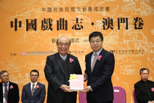 中聯辦宣傳文化部萬速成部長向文教機構贈書