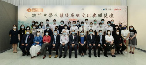 Fotografia de grupo dos convidados para entregar os prémios, reitores e professores das escolas premiadas, e alunos premiados