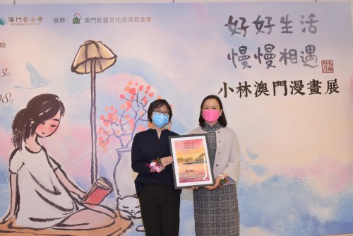 策展人劉旦代表小林向本會致送畫作