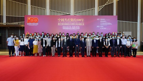 教育及青年發展局局長率領部門人員觀展