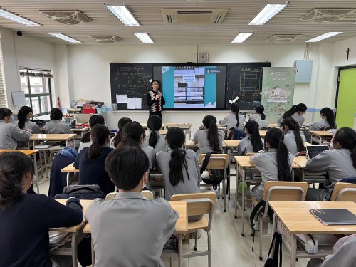 遺產學會副會長勞加裕講解澳門街牌 