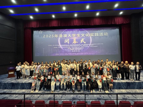嘉賓們與一眾學生於閉幕式上合照留影