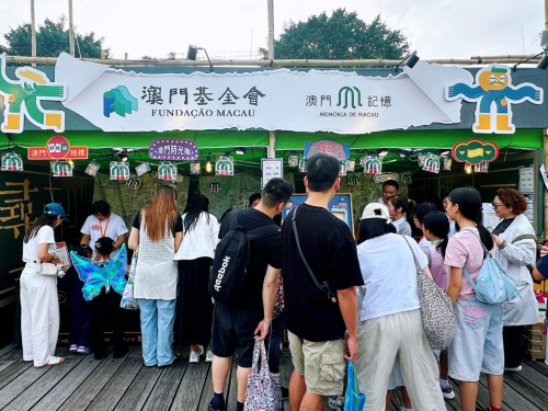  “澳門記憶”攤位遊戲涵蓋本土歷史元素，市民互動氣氛熱烈。