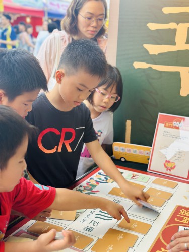 充滿澳門味道的“澳門記憶”攤位遊戲大受歡迎，吸引市民熱情參與