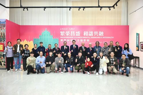 主禮嘉賓與出席作者合照