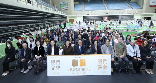 嘉賓與主編、作者合影留念