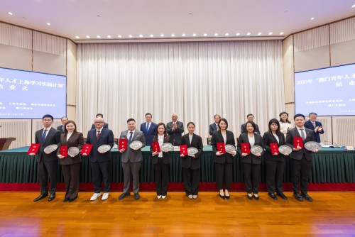 全國政協何厚鏵副主席及嘉賓為學員頒發紀念盆