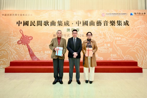 文化局文化創意產業促進廳何鴻斌廳長向城市大學圖書館師麗梅館長及澳門出版協會陳雨潤理事長贈書