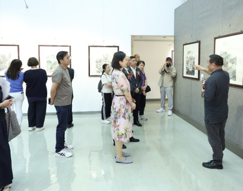 陳危冰向嘉賓介紹作品