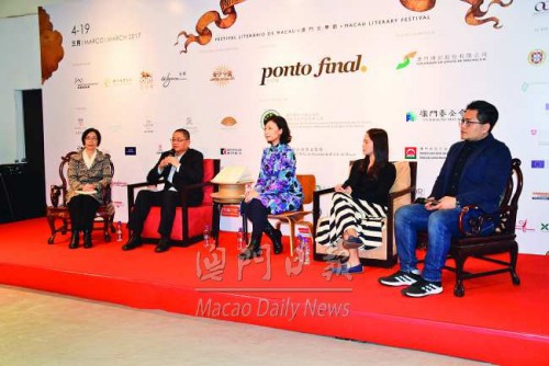 吳志良（左二）及本土作家分享澳門文學叢書出版心得
