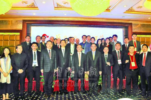 丁偉、藍紹敏與澳門代表團合影